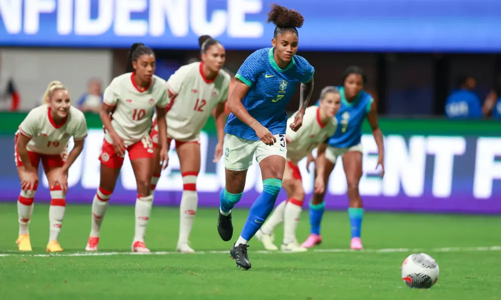 Tarciane cobrando pênalti pelo Brasil