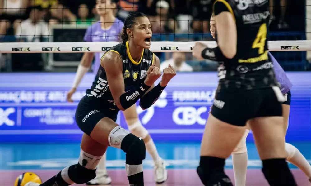 Adenízia da Silva em partida do Praia Clube pela Superliga Feminina