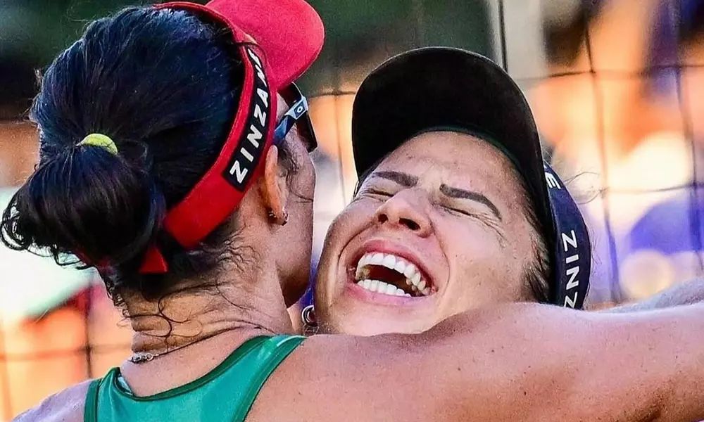 Na imagem, Ágatha e Rebecca se abraçando após avançarem para a final.