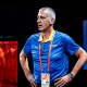 Treinador Aleksandar Petrovic com as mãos na cintura antes de jogo com a seleção brasileira de basquete masculino
