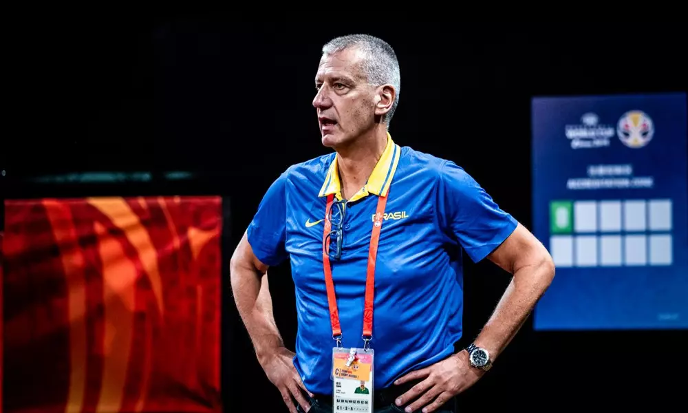 Treinador Aleksandar Petrovic com as mãos na cintura antes de jogo com a seleção brasileira de basquete masculino