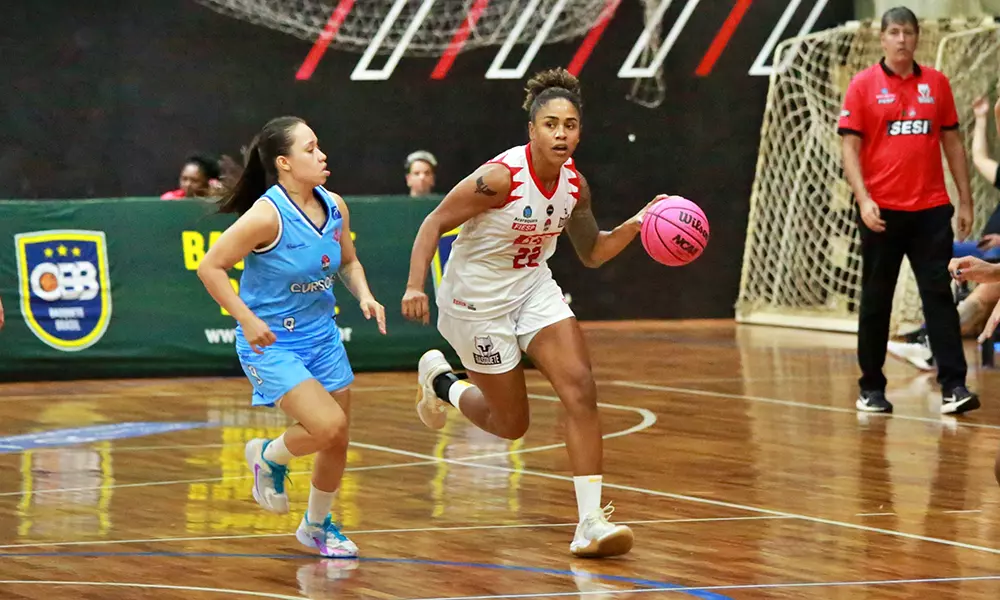 Na imagem, Vitória, que veio do banco para ser MVP do Araraquara.