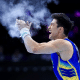Arthur Nory sorri e comemora enquanto espalma mão após ir à final da barra fixa na Copa do Mundo de Doha de ginástica artística - Caio Souza