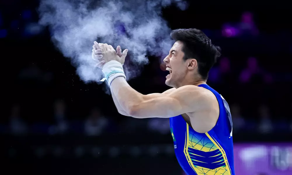 Arthur Nory sorri e comemora enquanto espalma mão após ir à final da barra fixa na Copa do Mundo de Doha de ginástica artística - Caio Souza