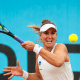 Bia Haddad em ação no WTA 1000 de Madri em ataque de forehand contra Iga Swiatek