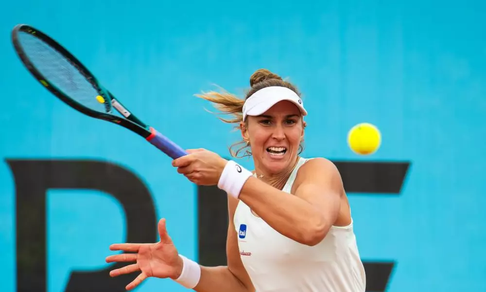 Bia Haddad em ação no WTA 1000 de Madri em ataque de forehand contra Iga Swiatek
