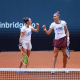 Bia Haddad e Luisa Stefani em ação durante os treinos do confronto entre Brasil e Alemanha na Billie Jean King Cup ao vivo