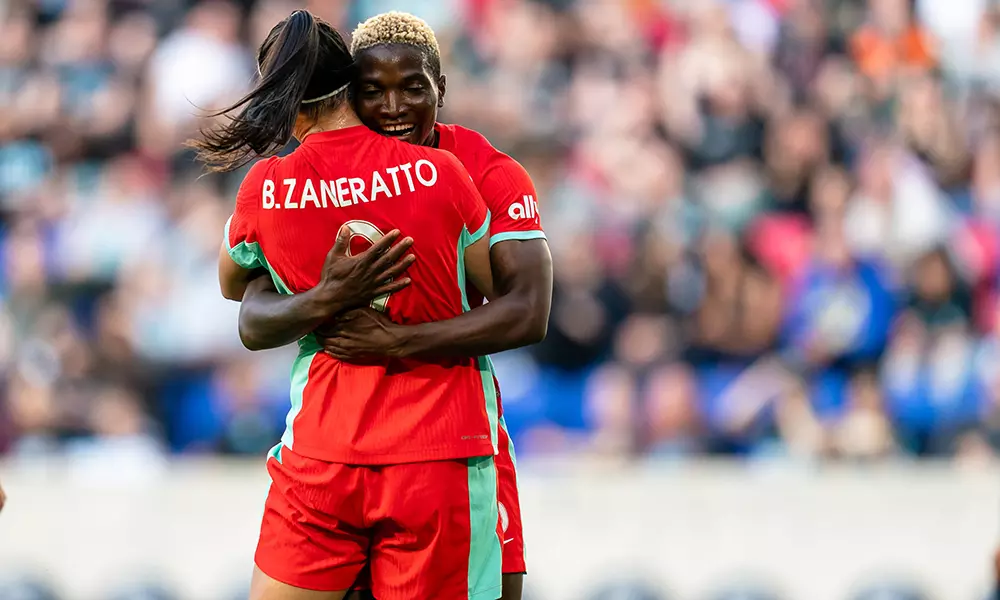 Na imagem, Bia Zaneratto abraçando Temwa Chawinga, que marcou o gol para o Kansas City.