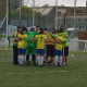 Garotos do Brasil e comissão técnica estão abraçados em um círculo em uma das áreas do campo do Cenard, palco dos jogos da Copa Tango 2024. Foto: Divulgação/ Fadec.