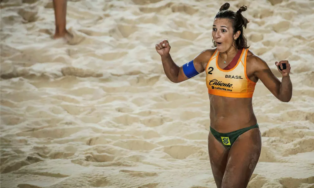Bárbara, da dupla Bárbara Seixas/Carol Solberg, vibra após ponto no Elite 16 de Tepic de vôlei de praia; André/George também venceu