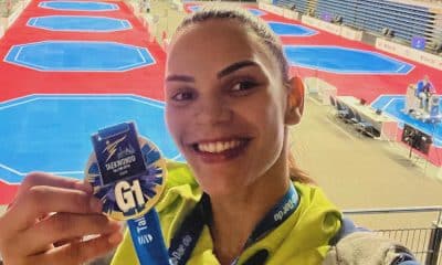 Na imagem, Caroline Santos mostrando mais uma de suas medalhas.
