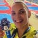 Na imagem, Caroline Santos mostrando mais uma de suas medalhas.