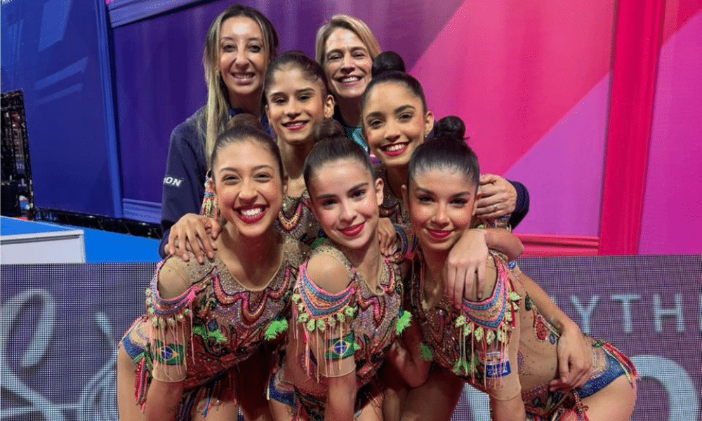 Conjunto brasileiro pousa para foto após ir à final da série mista na Copa do Mundo de Sofia de ginástica rítmica