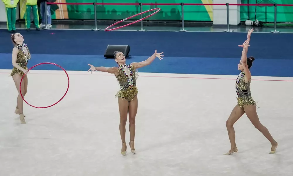 Conjunto brasileiro em ação na disputa dos cinco arcos da Copa do Mundo de ginástica rítmica
