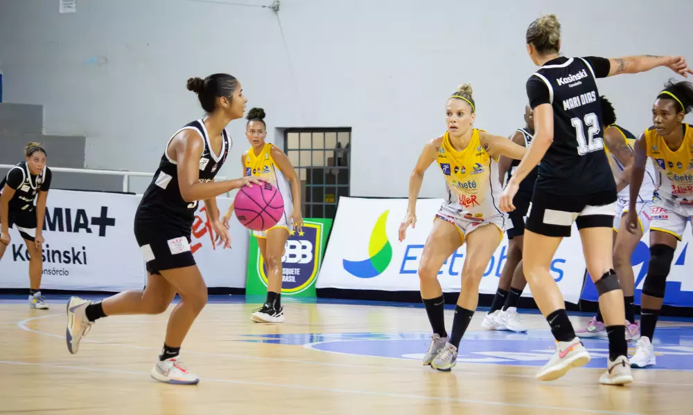 Corinthians e Bax Catanduva em partida pela LBF