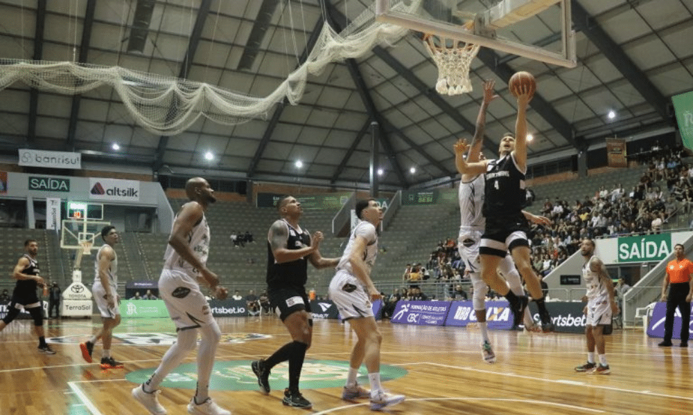 Corinthians e Caxias do Sul em ação em partida no NBB 2023/2024. Saiba onde assistir ao vivo