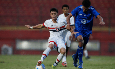 Jogadores disputam bola em jogo São Paulo e Cruzeiro pela semifinal da Copa do Brasil sub-17