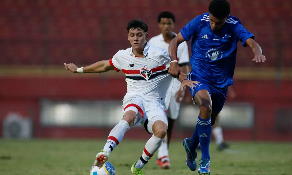 Jogadores disputam bola em jogo São Paulo e Cruzeiro pela semifinal da Copa do Brasil sub-17