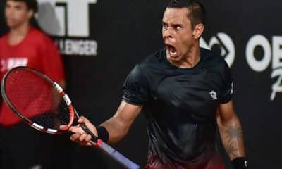 Na imagem, Daniel Dutra Silva comemorando e gritando com o ponto conquistado.