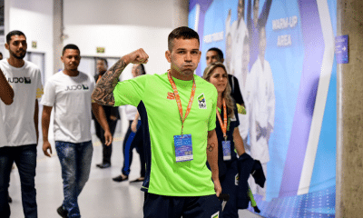 Daniel Cargnin faz muque com o braço antes de competir no Pan-Americano e Oceânico de judô