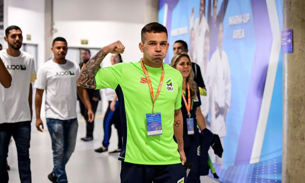 Daniel Cargnin faz muque com o braço antes de competir no Pan-Americano e Oceânico de judô
