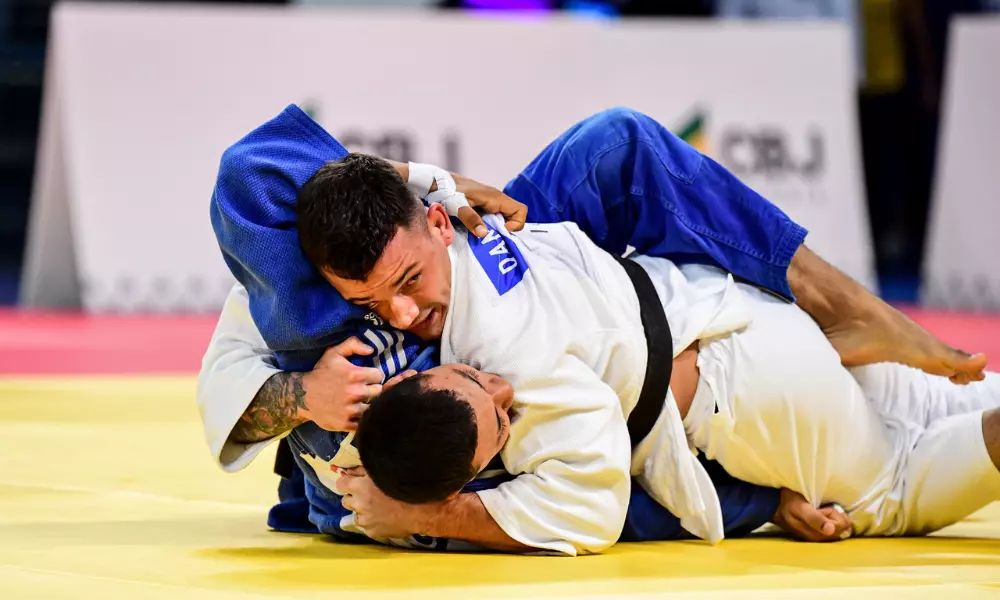 Daniel Cargnin, de judogi branco, imobiliza adversário, de azul, no solo no Campeonato Pan-Americano e da Oceania de judô