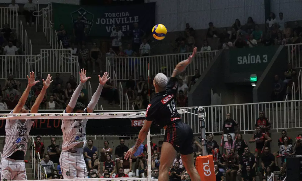 Darlan Souza atacando na saída de rede em Sesi Bauru x Joinville pela Superliga Masculina de vôlei