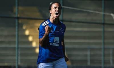 Byanca Brasil comemorando um dos seus gols na vitória do Cruzeiro sobre o Atlético-MG pelo Brasileiro Feminino (Reprodução/Twitter/@CruzeiroFem)