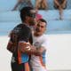 O italiano Paul Iyobo é abraçado pelo chamador da Adesul, Geraldo, depois de marcar um de seus dois gols na vitória sobre a Apid (Foto: Renan Cacioli/ CBDV)