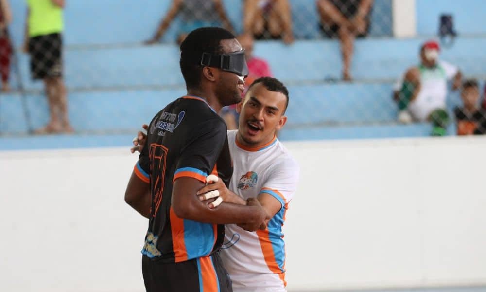 O italiano Paul Iyobo é abraçado pelo chamador da Adesul, Geraldo, depois de marcar um de seus dois gols na vitória sobre a Apid (Foto: Renan Cacioli/ CBDV)