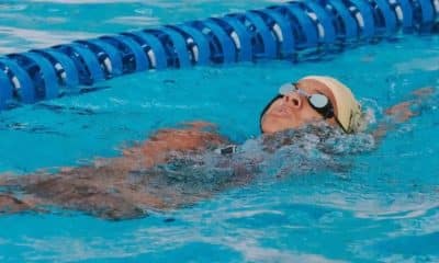 Pamella Andrade nada costas durante treinamento para o Aberto Europeu de natação paralímpica (Foto: Divulgação/CPB)
