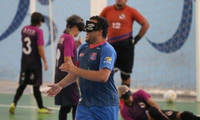 Guegueu, que veste camisa azul da Apadevi, sorri enquanto comemora um de seus dois gols na vitória sobre a Apid pelo Regional Nordeste de futebol de cegos (Foto: Renan Cacioli/CBDV)
