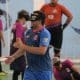 Guegueu, que veste camisa azul da Apadevi, sorri enquanto comemora um de seus dois gols na vitória sobre a Apid pelo Regional Nordeste de futebol de cegos (Foto: Renan Cacioli/CBDV)