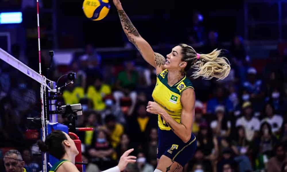 Central Thaísa em quadra pelo Brasil (Foto: Volleyball World)