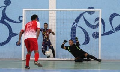 Goleiro Tiago, da Ajece, cai no chão já vibrando após defender a cobrança de pênalti de Maciel, da Escema (Foto: Renan Cacioli/CBDV)