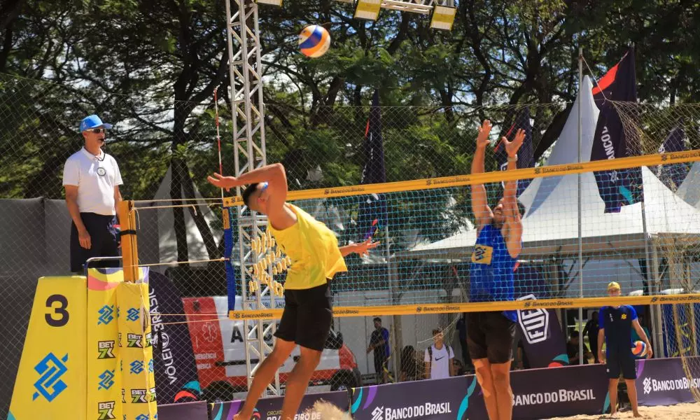 Disputa da fase de grupos do torneio Aberto da etapa de Brasília do Circuito Brasileiro de vôlei de praia (Foto: Robson Nogueira)