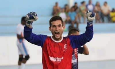 Goleiro Jairo, do Cedemac, está olhando diretamente para a câmera, com os braços erguidos e expressão de vibração, após a semifinal do Regional Nordeste de futebol de cegos (Foto: Renan Cacioli/ CBDV)