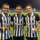 Enzo Monteiro, Felipe Laurindo e Mateus Xavier (da esquerda para direita) celebrando a vitória no Brasileiro Sub-20 (Reprodução/Twitter/@SantosFC)