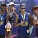 Evandro, Duda, Arthur Lanci e Ana Patrícia (da esquerda para a direita) posando com as medalhas de ouro da Etapa de Saquarema do Circuito Brasileiro de vôlei de praia (Foto: Dhavid Normando/CBV)