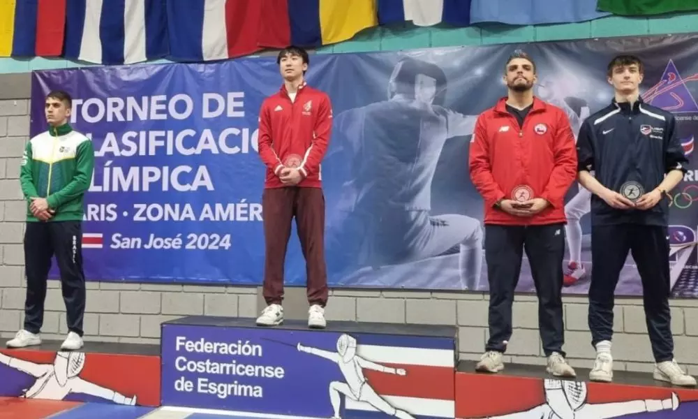 Brasileiro Alexandre Camargo no pódio do Pré-Olímpico das Américas de esgrima (Divulgação/CBE)