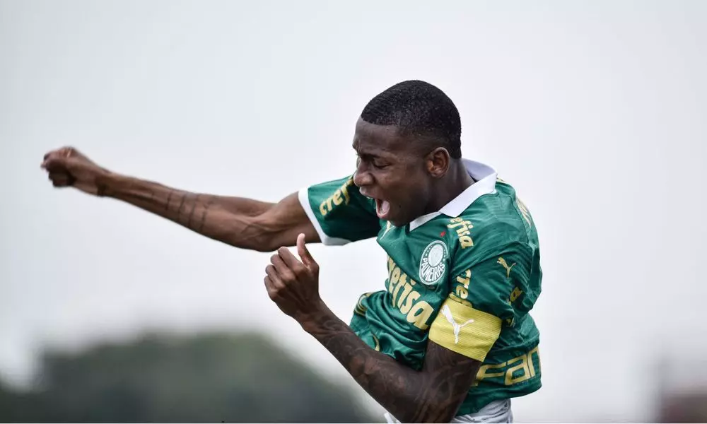 Patrick, jogador do Palmeiras, comemorando seu gol na vitória sobre o Corinthians pelo Brasileiro Sub-20 (Foto: Ronaldo Barreto)