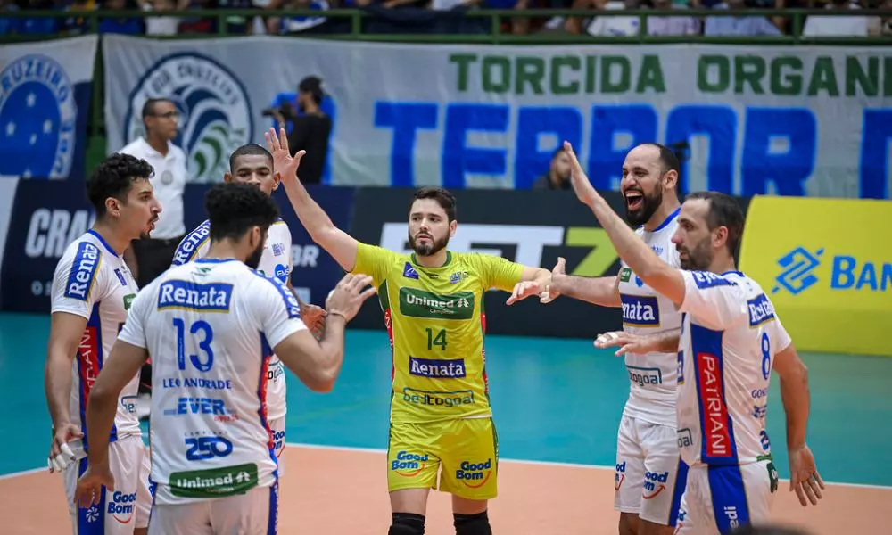 Jogadores do Vôlei Renata celebrando um dos pontos na vitória sobre o Sada Cruzeiro pelas quartas da Superliga Masculina (Agência i7/Sada/Cruzeiro)