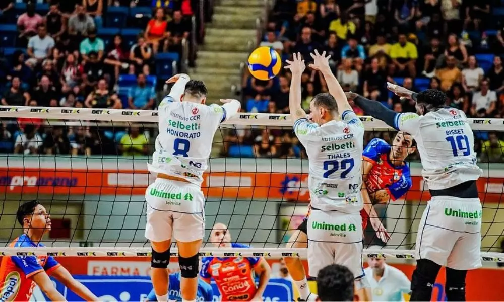 Bloqueio do Joinville em ação na vitória sobre o São José nas quartas da Superliga Masculina (Foto: Aiquara Produções)