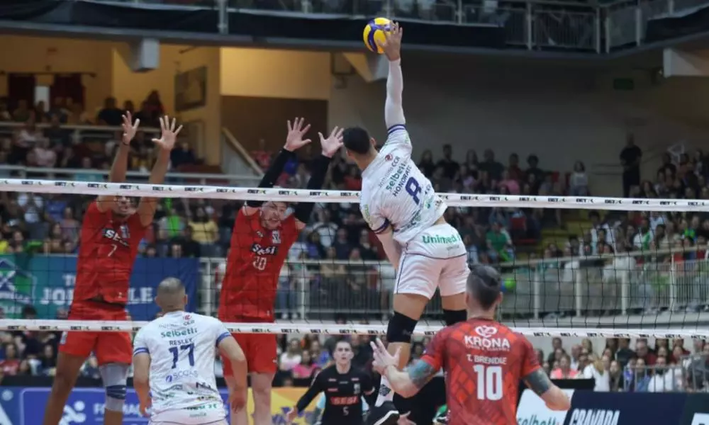 Ataque do Honorato na vitória do Joinville sobre o Sesi Bauru pela semifinal da Superliga Masculina (Daniel Mafra/Sesi Bauru)