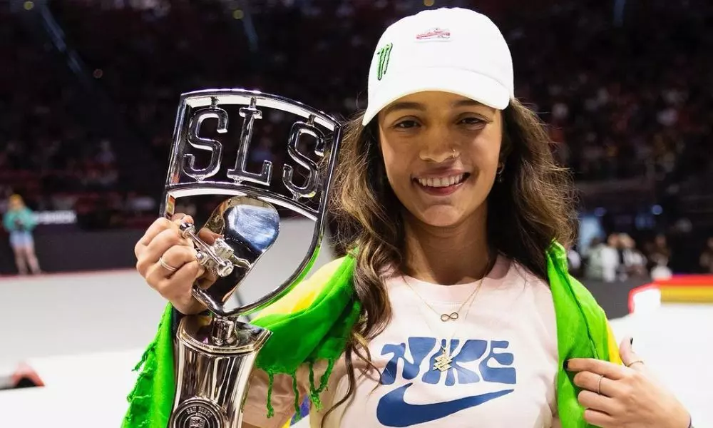 Rayssa Leal com o troféu de campeã da SLS San Diego, nos Estados Unidos (Foto: SLS)