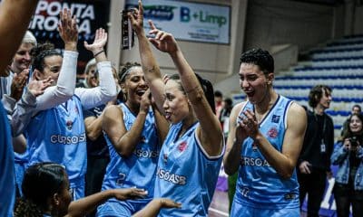 Jogadoras do Ponta Grossa celebrando a primeira vitória do clube na LBF (Giovani Baccin/LDPG)