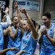 Jogadoras do Ponta Grossa celebrando a primeira vitória do clube na LBF (Giovani Baccin/LDPG)