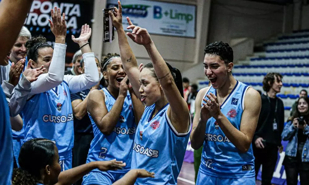 Jogadoras do Ponta Grossa celebrando a primeira vitória do clube na LBF (Giovani Baccin/LDPG)