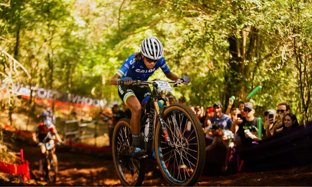 Sabrina Oliveira em ação na etapa de Araxá da Copa do Mundo de ciclismo mountain bike (Foto: @alemaosilvafoto)