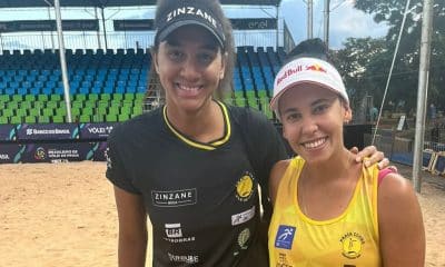 Na imagem, Duda e Ana Patrícia na quadra de areia de Brasília.